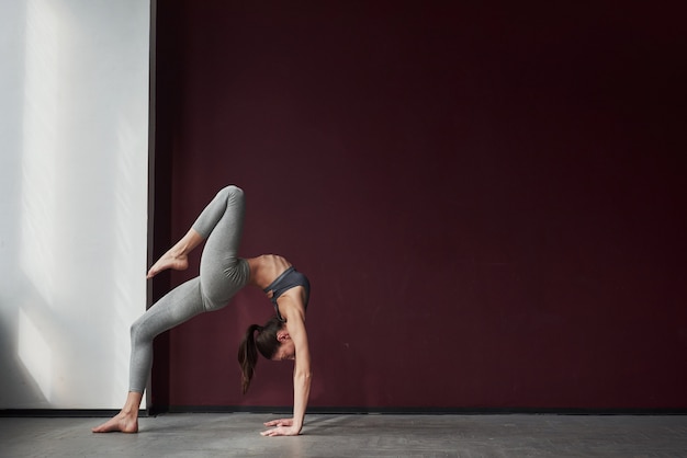 Jahre Ausbildung. Mädchen mit guter Fitness Körpertyp haben Übungen im geräumigen Raum