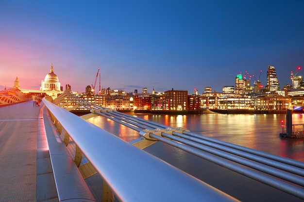 Jahrtausend-Brücke, die zu St Paul Kathedrale in zentralem London führt