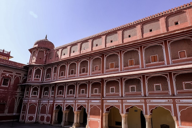 Jaipur, Índia, 30 de dezembro de 2018 Os detalhes de uma construção tradicional no palácio da cidade de Jaipur, Índia