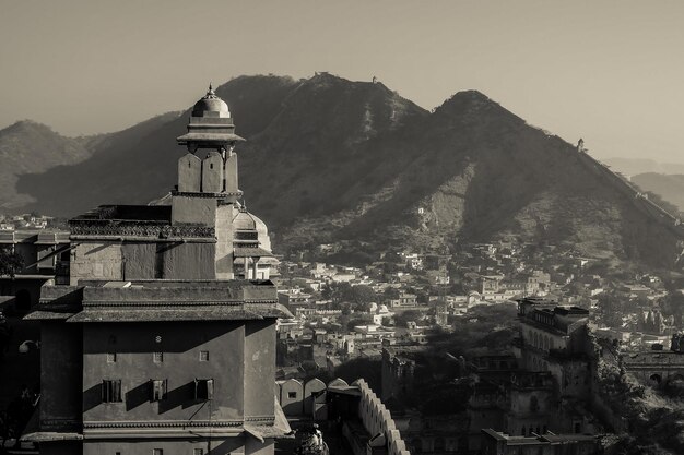 Jaipur Índia 30 de dezembro de 2018 As paredes externas em preto e branco do Forte Amber em Jaipur