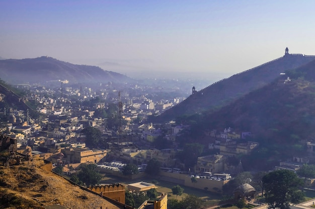 Jaipur Índia 30 de dezembro de 2018 Vista do edifício e da montanha durante o nascer do sol em Jaipur, Índia