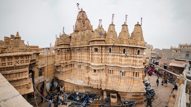 Jaisalmer, índia - 5 de dezembro de 2019: vista exterior do templo jain dentro do forte jaisalmer.