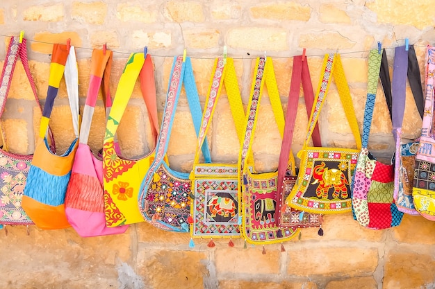 Jaisalmer, India. Hermosos bolsos a la venta en la tienda de la calle.