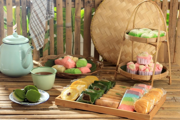 Foto jajanan pasar verschiedene und farbenfrohe traditionelle indonesische snacks