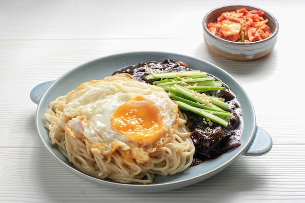 Jajang Myeon oder JJajangmyeon Koreanische Nudel mit schwarzer Bohnensauce, serviert mit Gurke und Sesam