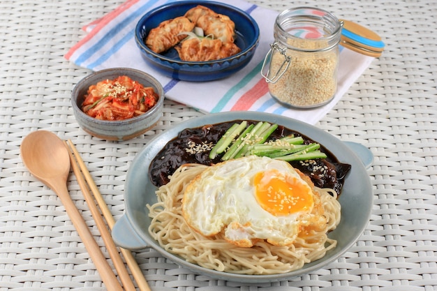 Jajang Myeon ou JJajangmyeon Macarrão Coreano com Molho de Feijão Preto, Servido com Pepino e Semente de Gergelim