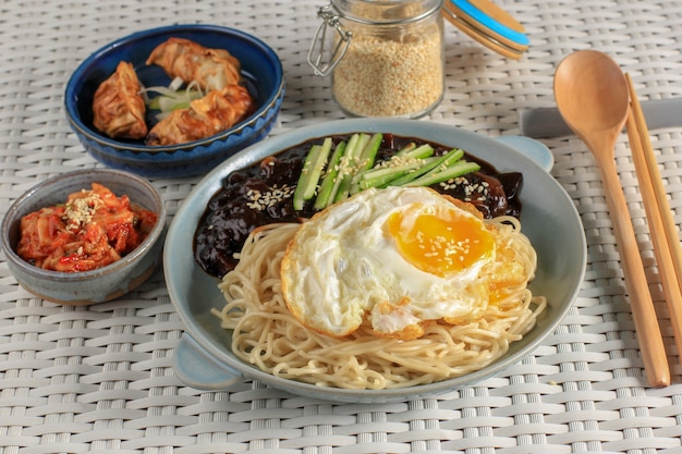 Jajang Myeon ou JJajangmyeon Macarrão Coreano com Molho de Feijão Preto, Servido com Pepino e Semente de Gergelim