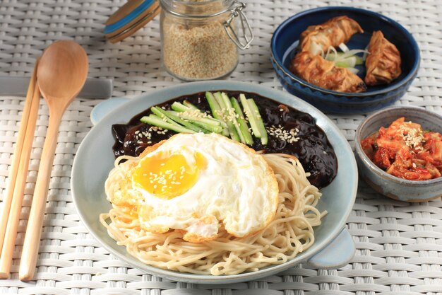 Jajang Myeon ou JJajangmyeon Macarrão Coreano com Molho de Feijão Preto, Servido com Pepino e Semente de Gergelim