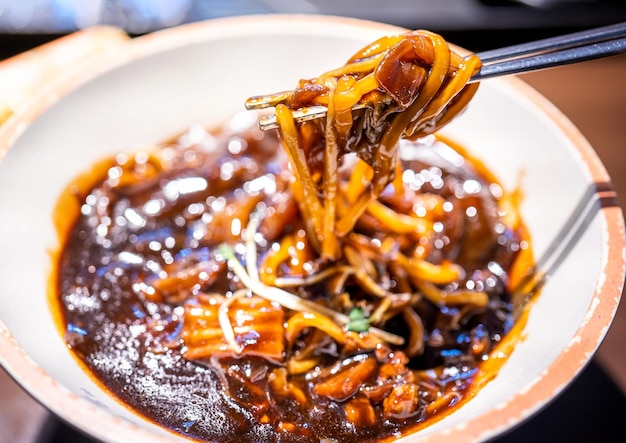 Jajangmyeon jjajangmyeon gebratene Soßennudel köstliche traditionelle koreanische Nudelküche mit schwarzer Bohnenpaste aus Korea Sauce Nahaufnahme Kopierraum