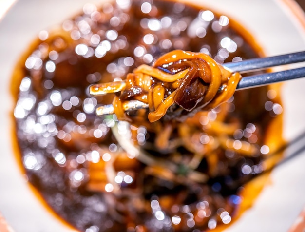 Jajangmyeon jjajangmyeon salsa frita fideos deliciosos fideos tradicionales coreanos cocina con salsa de pasta de frijol negro de Corea cerca del espacio de copia