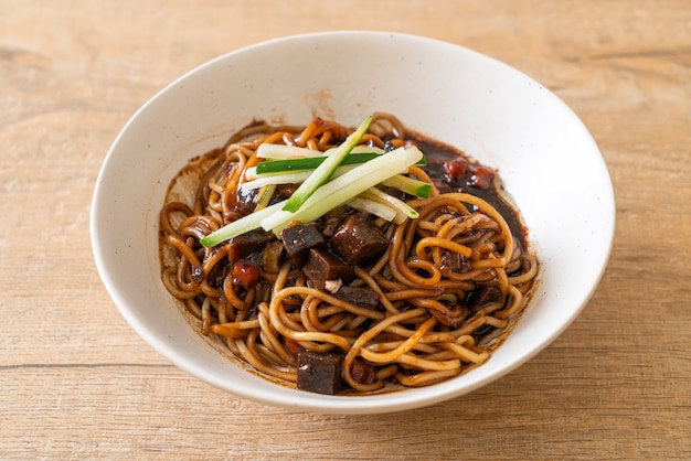 Jajangmyeon o JJajangmyeon son fideos coreanos con salsa negra. Estilo de comida coreana