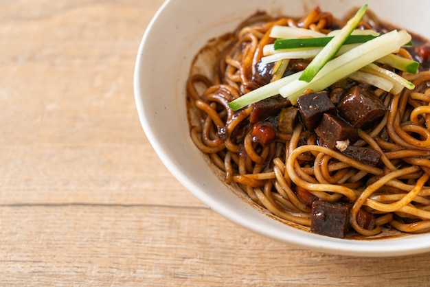 Jajangmyeon o JJajangmyeon son fideos coreanos con salsa negra - Estilo de comida coreana