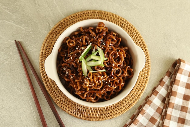 Jajangmyeon o JJajangmyeon son fideos coreanos con salsa negra y pepino.