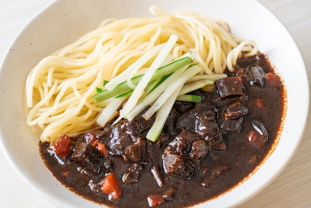 Jajangmyeon o JJajangmyeon son fideos coreanos con salsa negra