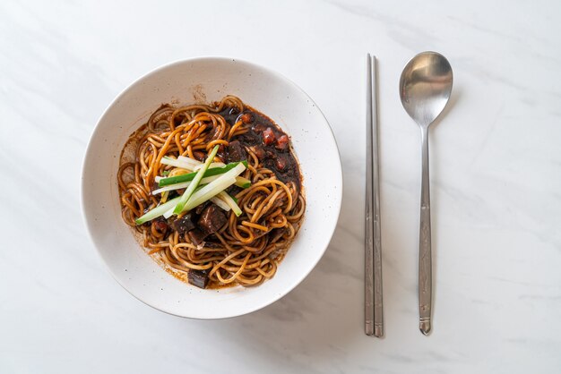 Jajangmyeon o JJajangmyeon son fideos coreanos con salsa negra