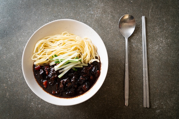 Jajangmyeon oder JJajangmyeon ist eine koreanische Nudel mit schwarzer Sauce - Korean Food Style