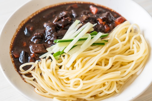 Jajangmyeon oder JJajangmyeon ist eine koreanische Nudel mit schwarzer Sauce - Korean Food Style