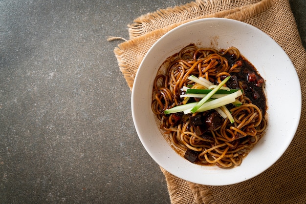 Jajangmyeon oder JJajangmyeon ist eine koreanische Nudel mit schwarzer Sauce - Korean Food Style