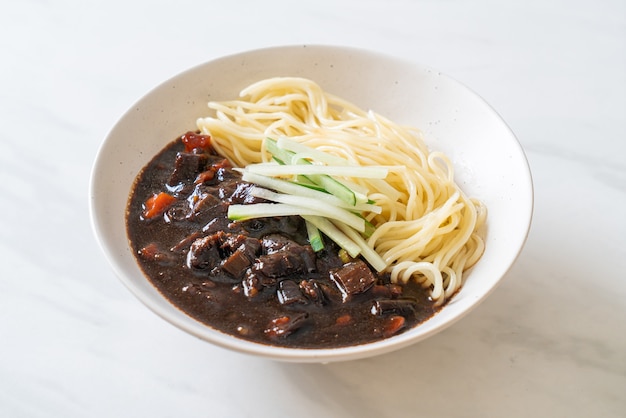 Jajangmyeon oder JJajangmyeon ist eine koreanische Nudel mit schwarzer Sauce - Korean Food Style