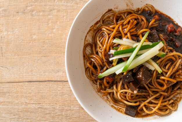 Jajangmyeon oder JJajangmyeon ist eine koreanische Nudel mit schwarzer Sauce - Korean Food Style