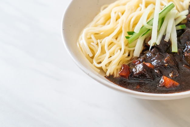 Jajangmyeon oder JJajangmyeon ist eine koreanische Nudel mit schwarzer Sauce - Korean Food Style