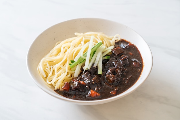 Jajangmyeon oder JJajangmyeon ist eine koreanische Nudel mit schwarzer Sauce - Korean Food Style