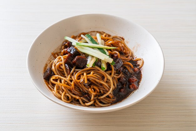 Jajangmyeon oder JJajangmyeon ist eine koreanische Nudel mit schwarzer Sauce