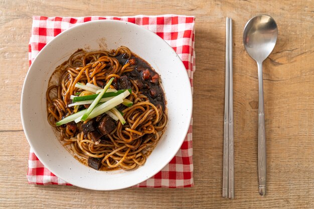 Jajangmyeon oder JJajangmyeon ist eine koreanische Nudel mit schwarzer Sauce