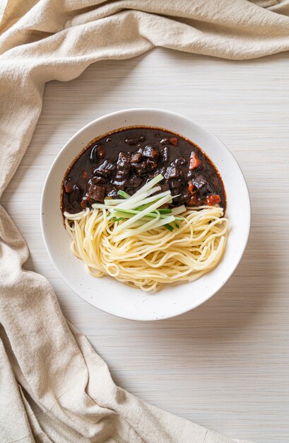 Jajangmyeon ou jjajangmyeon é macarrão coreano com molho preto