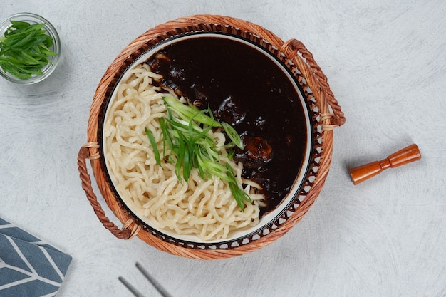 jajangmyeonKoreanische Instant-Nudeln mit schwarzer Bohnensauce