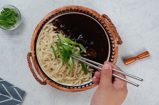 jajangmyeonKoreanische Instant-Nudeln mit schwarzer Bohnensauce