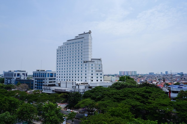 Foto jakarta 10 enero 2024 retrato de la ciudad de los edificios urbanos desde arriba