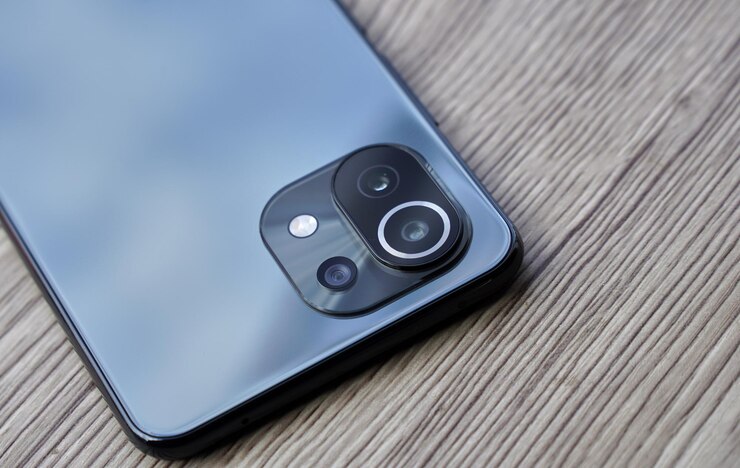 Foto jakarta indonesia - 1 de diciembre de 2021 xiaomi mi 11 lite teléfono inteligente ilustrativo editorial en enfoque selectivo