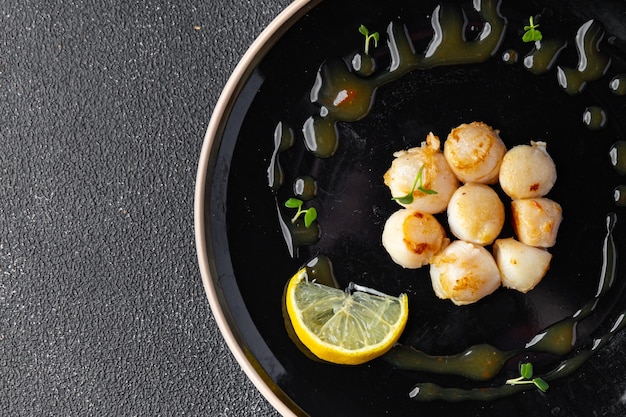 Jakobsmuschel frische Meeresfrüchte gebratene Mahlzeit Essen Snack auf dem Tisch Kopie Raum Essen Hintergrund rustikal