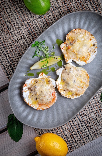 Jakobsmuscheln mit Sahne-Pilzsauce und Trüffelöl