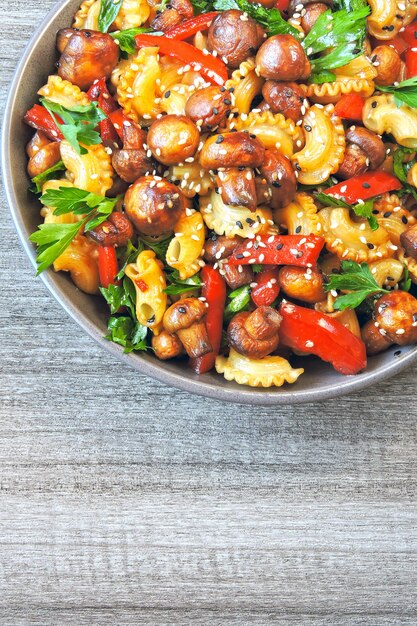 Jakobsmuscheln Pasta mit Pilzen Pasta mit Pilzen in einer Schüssel.