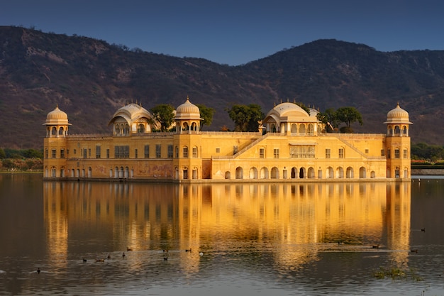 Jal Mahal, o palácio da água em Jaipur, Rajasthan, Índia.