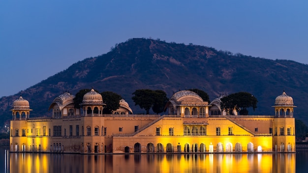 Jal Mahal Palace en la noche, Jal Mahal en medio del lago, Water Palace fue construido durante el siglo XVIII en medio del lago Man Sager, Jaipur, Rajasthan, India, Asia.