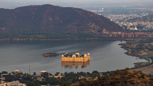 Jal Mahal Palast in der Nacht, Jal Mahal in der Mitte des Sees, Wasserpalast wurde im 18. Jahrhundert in der Mitte des Man Sager Sees, Jaipur, Rajasthan, Indien, Asien gebaut.