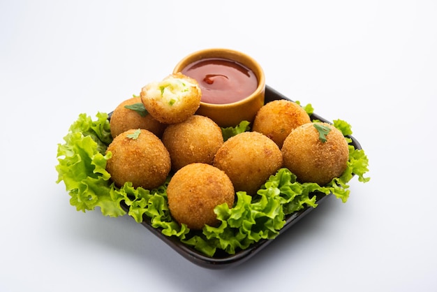 Jalapeno-Käsebällchen oder Poppers serviert mit Tomatenketchup