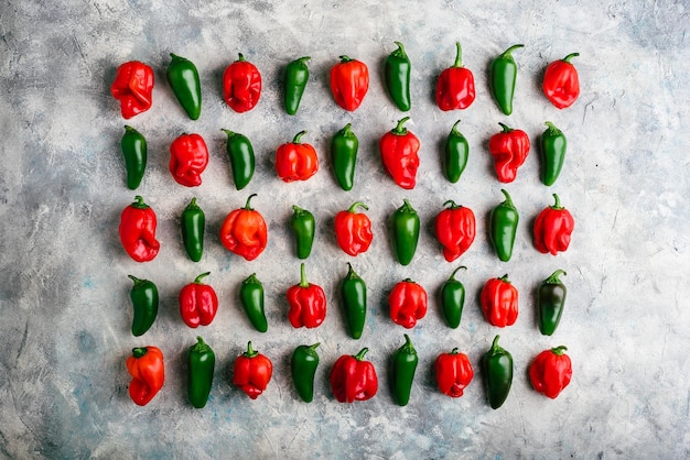 Jalapeno- und Habanero-Paprikaschoten auf Betonoberfläche