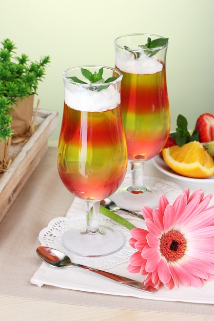 Jalea de frutas en vasos y frutas en la mesa de café