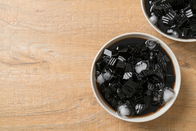 Jalea de hierba negra con hielo en un tazón