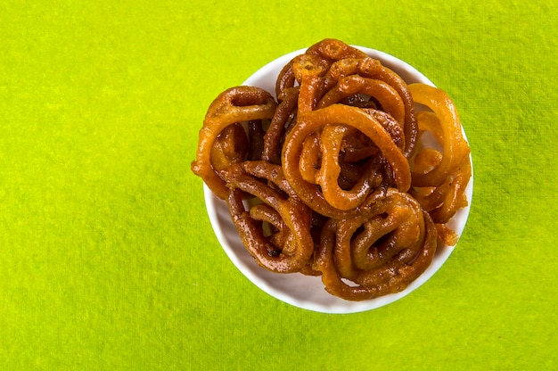 Jalebi indisches süßes Gericht auf Grün