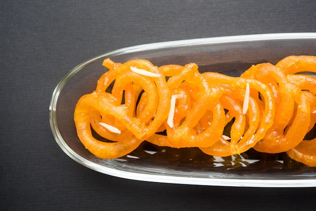 Jalebi o Jilbi o imarati, comida dulce india frita en ghee puro, enfoque selectivo