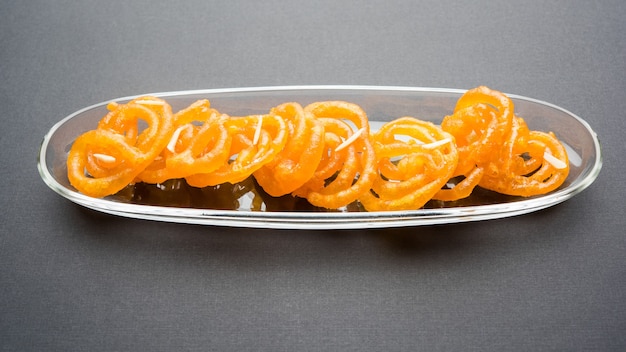 Jalebi o Jilbi o imarati, comida dulce india frita en ghee puro, enfoque selectivo