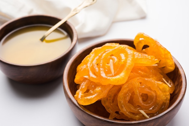 Jalebi ou Jilbi ou imarati, comida doce indiana frita em ghee puro, foco seletivo