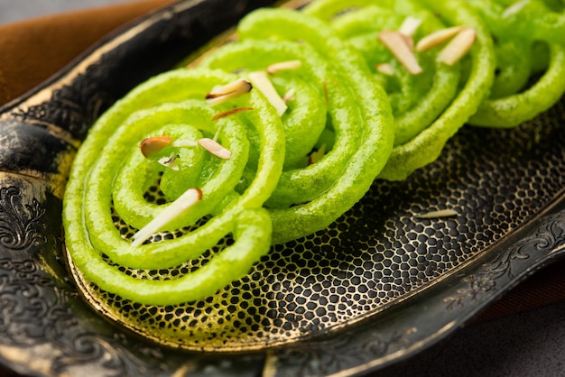 Foto jalebi verde mithai o dulce de la india un giro a un imarti tradicional o jilbi