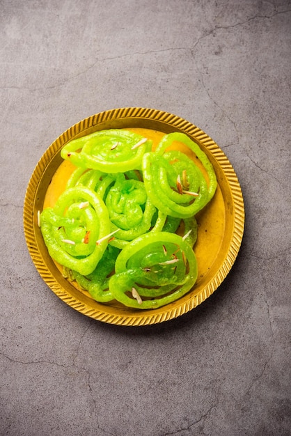 Foto jalebi verde mithai o dulce de la india un giro a un imarti tradicional o jilbi