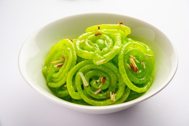 Foto jalebi verde mithai o dulce de la india un giro a un imarti tradicional o jilbi